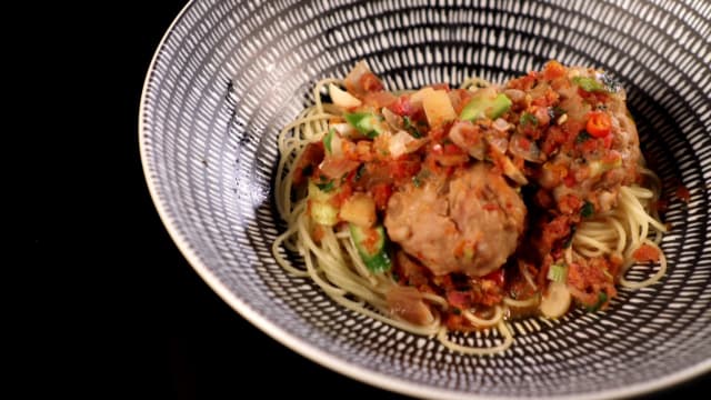 《三把刀3》食谱：香菇洋葱肉丸配峇拉煎意大利面
