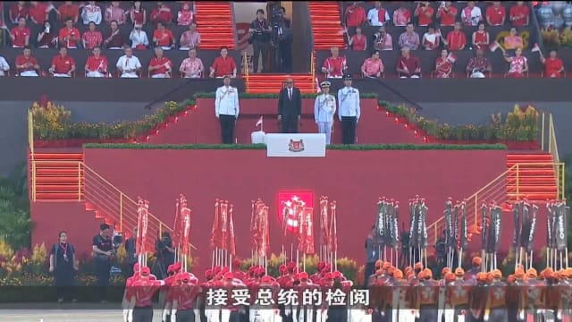 2万7000观众齐聚政府大厦前大草场 为国家庆生