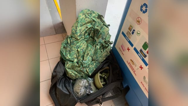 军用品被丢弃组屋底层 网民：能随意丢弃吗？