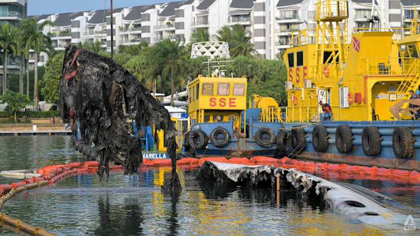   Operasi alih bangkai kapal layar mewah di Sentosa Cove bermula sebulan selepas terbakar