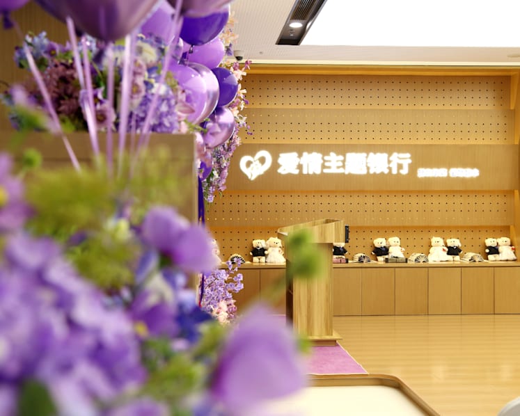 Couples in China are saying ‘I do’ in unconventional venues like banks, malls and metro stations Couples in China are saying ‘I do’ in unconventional venues like banks, malls and metro stations