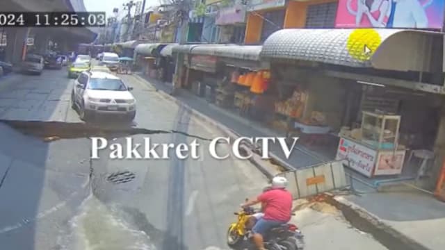 泰国马路突然大面积塌陷 骑士与小孩跌入天坑