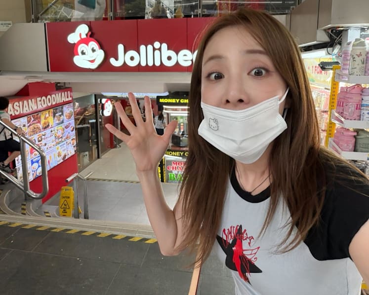 Philippines-raised K-pop star Sandara Park surprised to find Jollibee on Orchard Road, gets dinner there Philippines-raised K-pop star Sandara Park surprised to find Jollibee on Orchard Road, gets dinner there