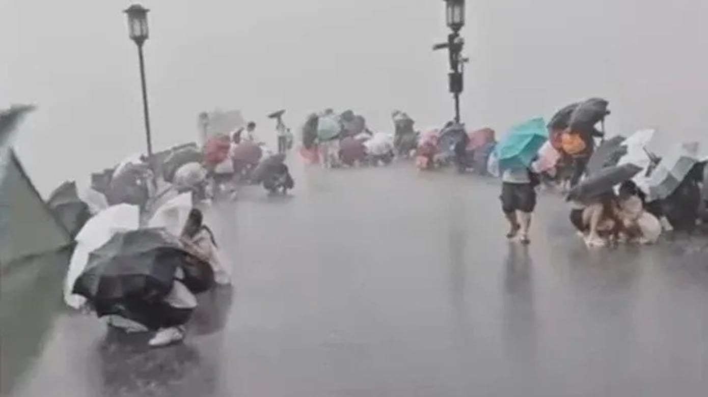 强台风白海豚登陆浙江 当局发布最高级别红色预警