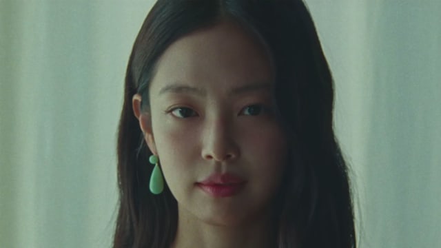 解码BLACKPINK Jennie新歌“Less Than a Lover”MV里的绿色水滴耳环是它！同款耳环官网已售罄