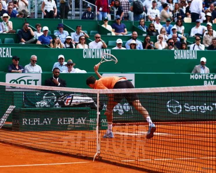 Medvedev smashes racket during 6-0 6-0 loss in Monte Carlo