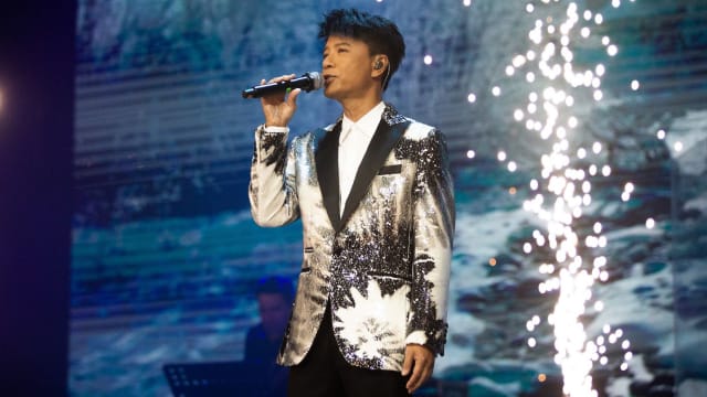 竟有歌迷戴墨镜看演唱会　李克勤：是我太闪吗？