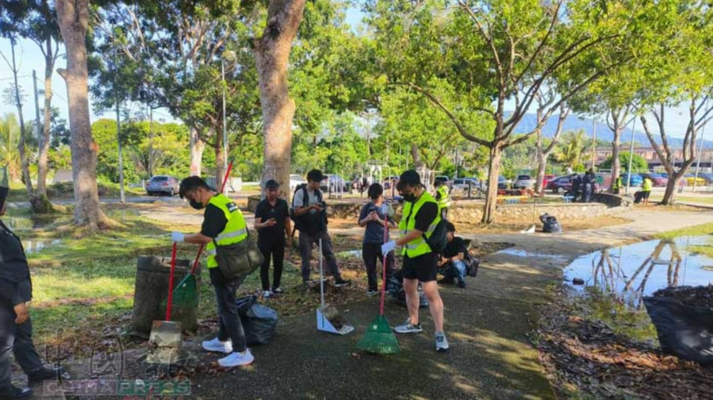 两名狮城男子在柔佛乱丢烟蒂 被罚到公共公园扫树叶