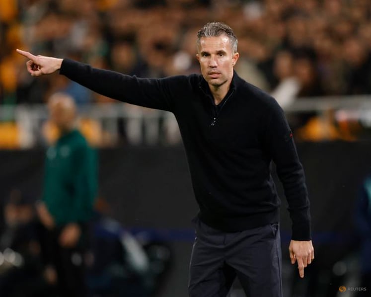 Van Persie fired by Feyenoord despite second place finish