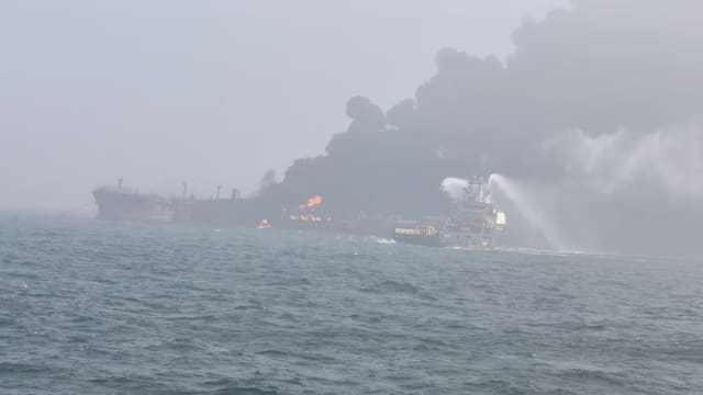 货船撞油槽船并起火爆炸 36船员弃船获救1失踪
