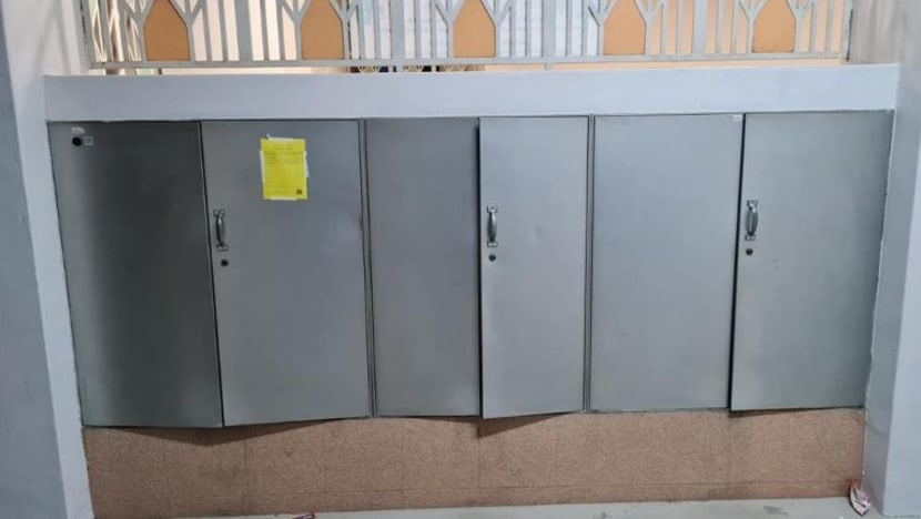 Pintu utama peti surat di 6 blok HDB Choa Chu Kang dibuka secara paksa Pintu utama peti surat di 6 blok HDB Choa Chu Kang dibuka secara paksa