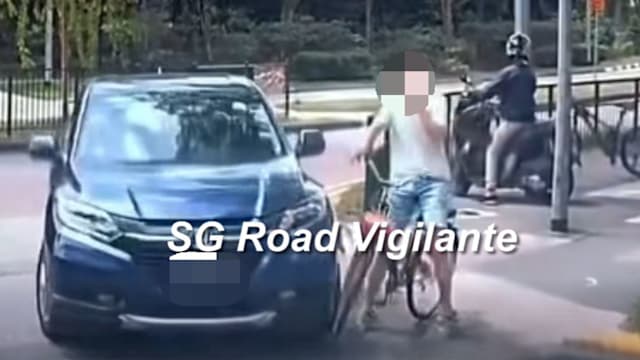 脚踏车骑士边用手机边骑行 被转弯汽车撞倒