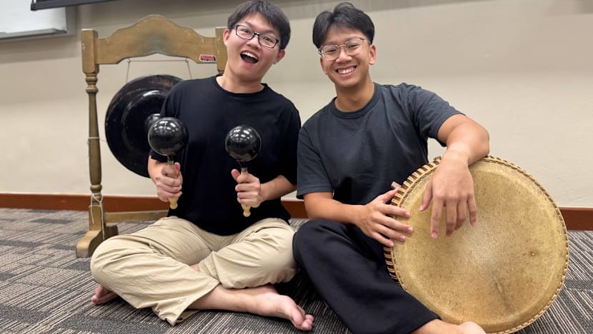 Tidak fasih berbahasa Melayu, 2 siswa NTU sahut cabaran serlah kebolehan dalam pertandingan dikir barat