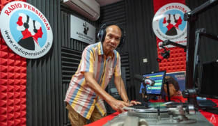 'Pabriknya kebahagiaan': Kisah Radio Pensiunan, hadir patahkan stigma yang hantui para lansia