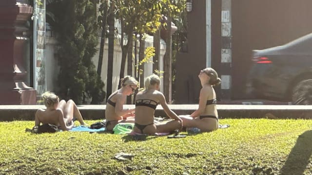 比基尼女子坐清迈寺庙旁日光浴 引文化冲突争议