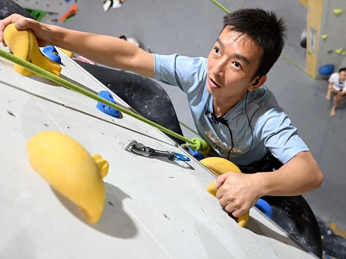 Unable to see, yet this 42-year-old rock-climbs, paraglides and plays guitar