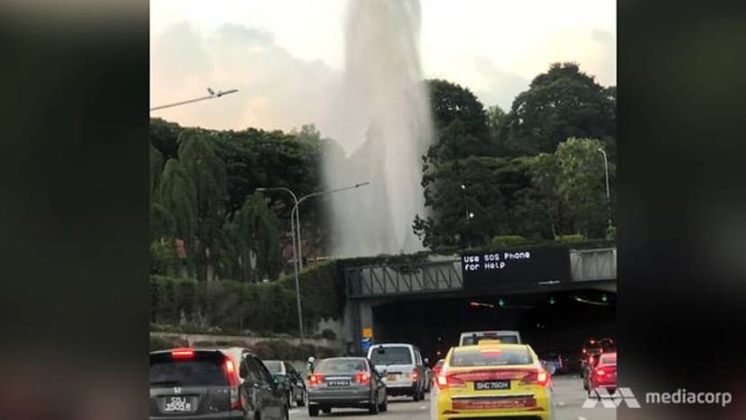 Paip bocor, punca pancutan air di jalan susur keluar CTE Paip bocor, punca pancutan air di jalan susur keluar CTE