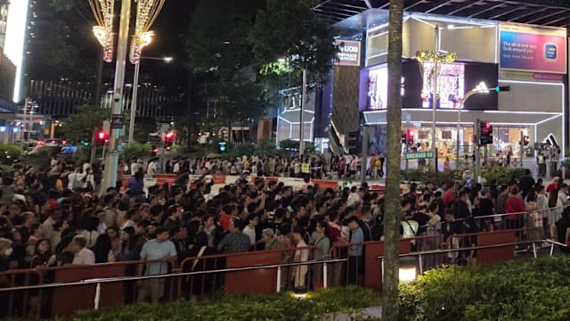 乌节路平安夜街头派对 多路段人潮指数达“非常拥挤”