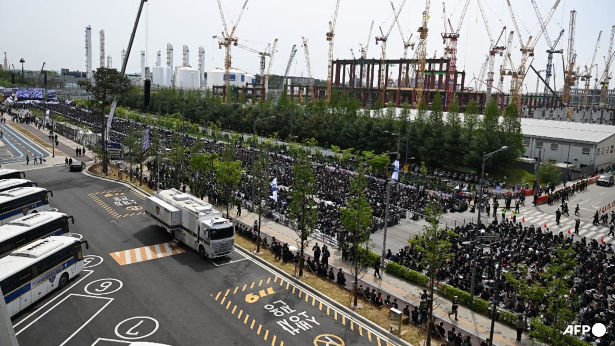 Samsung workers protest over huge pay gap with SK Hynix, threaten long strike