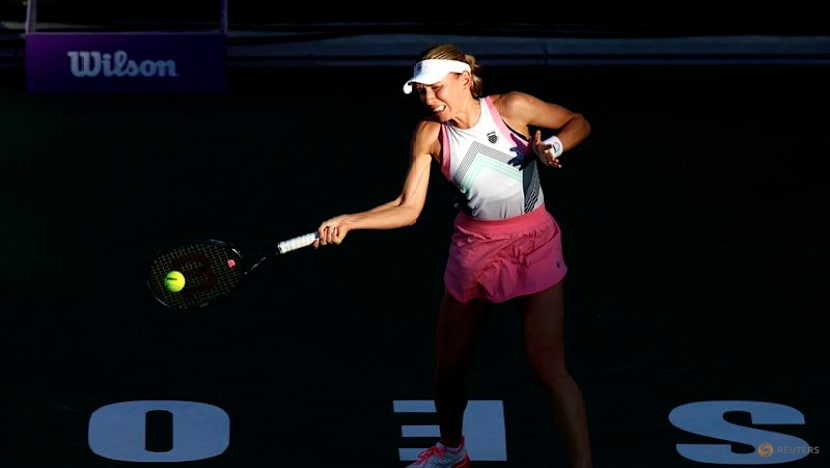 Swiatek battles back to win Korea Open title
