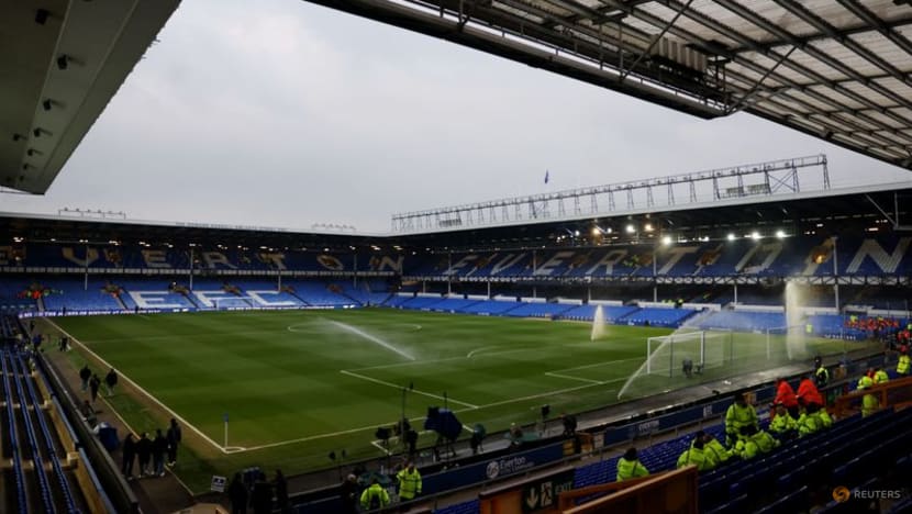Chaotic finish to old-school game perfect derby finale at Goodison