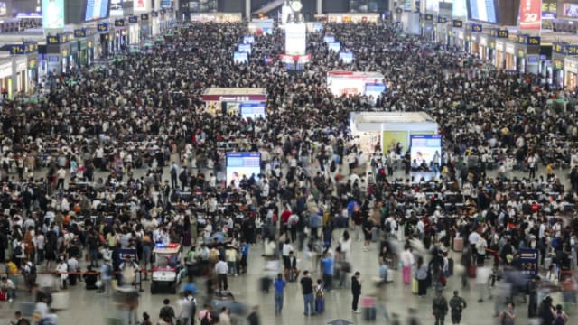 晨光|纸上风云：五一黄金周 中国景区又人满为患