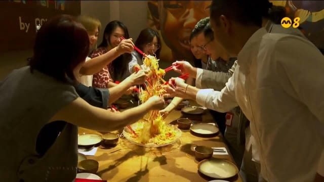 人日捞鱼生讨个好意头 鱼生融入泰式和娘惹风味受顾客青睐