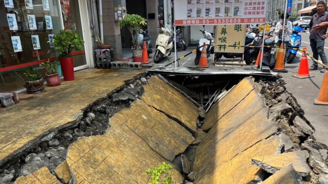台湾市区惊现七米长天坑 瞬间吞没两辆摩托车