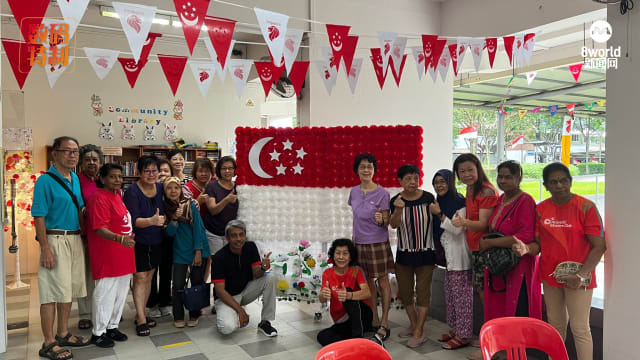 发挥环保精神! 裕廊中居民用塑料袋制大型国旗迎国庆