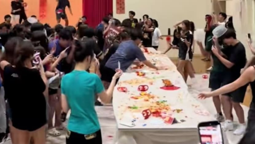 உணவை வீணாக்கிய NTU மாணவர்கள்