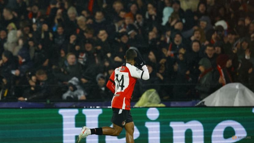 Feyenoord profit from goalkeeping error to edge Milan