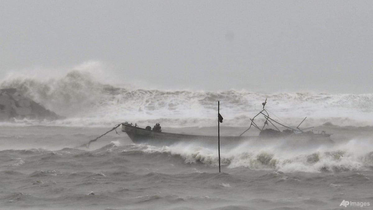 Thousands evacuated as typhoon nears Hainan