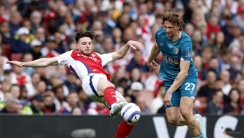 WRAPUP 1-Bournemouth stun Arsenal, Aston Villa improve Champions League hopes