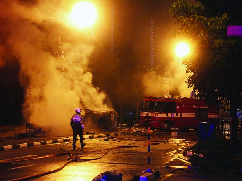 Riot in Little India on Dec 8 2013. Photo by Ooi Boon Keong