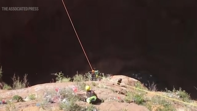 “也门蜘蛛侠”挑战无保护攀爬火山口 失足坠落身亡
