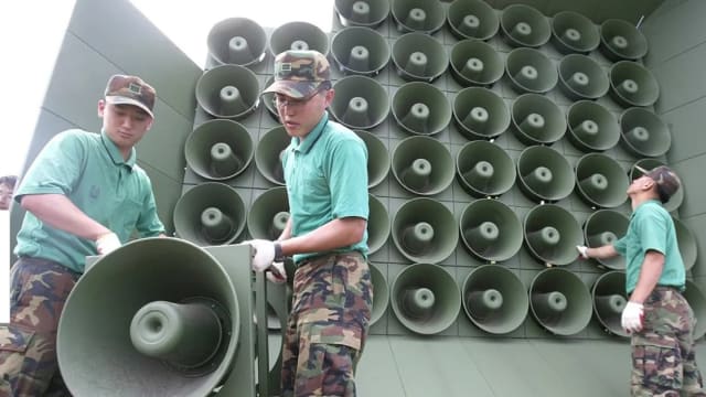 为反制朝鲜投垃圾气球 韩军在前沿地区对朝鲜扩音喊话 