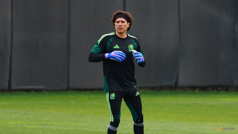 Mexico coach Aguirre leaves veteran goalkeeper out for World Cup opener