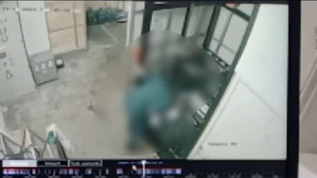 探头查看货梯井误触按钮 印尼超市员工惨遭“断头”