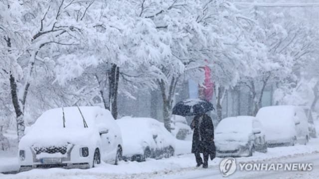 韩国首都圈和江原普降大雪 政府启动一级响应