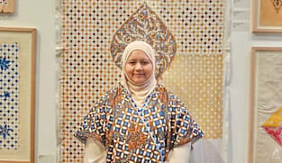 'Menghubungkan saya ke akar yang nyaris hilang': Batik bantu seniman ini kenang sang nenek