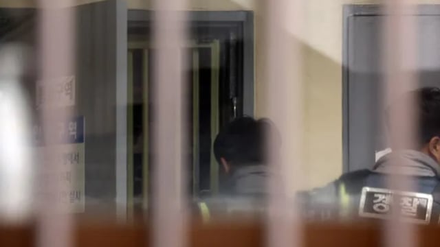 韩国光州市一男子袭警 被警方开枪击毙