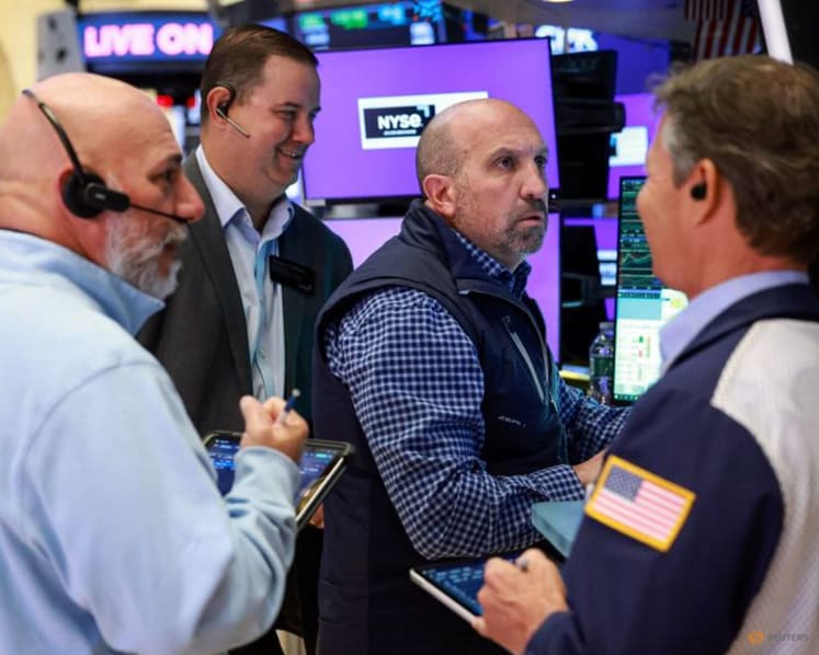 Wall Street stocks touch records on upbeat earnings, dip in oil