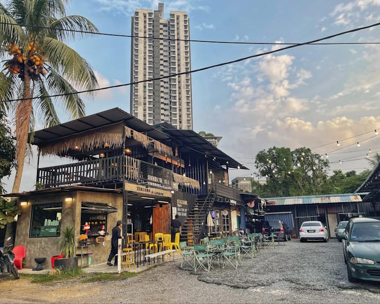 Coffee and camping chairs: Inside JB's roadside cafe scene and where to find them