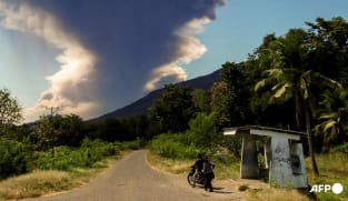 Indonesia volcano spews 18km-high ash tower