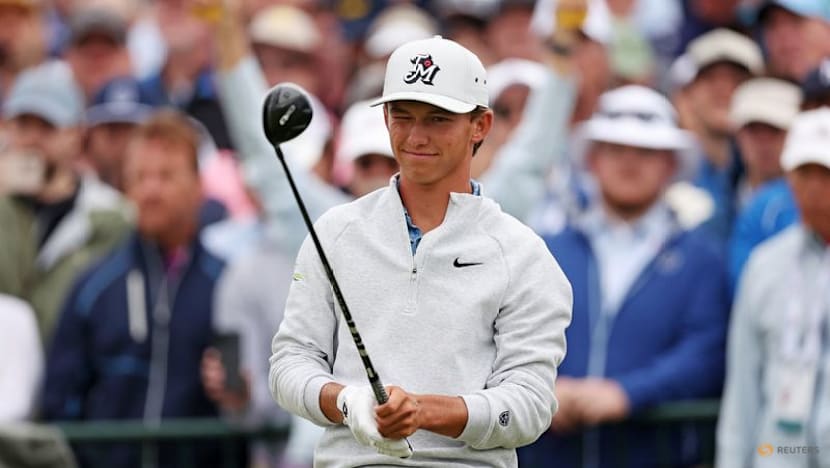 Teen Russell gets dad to caddie in US Open Father's Day gift
