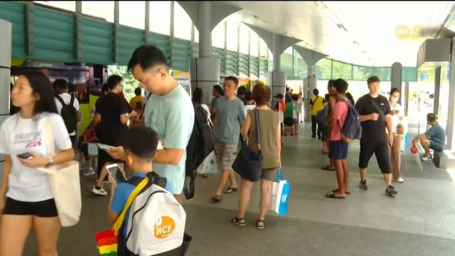 列车中断金文泰巴士站人潮增多 邻里商店生意减半