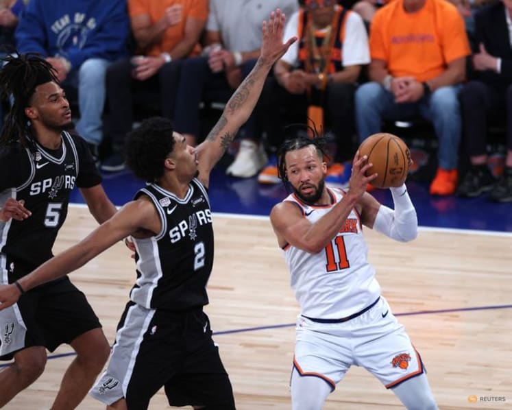 Spurs go into attack mode to top Knicks in Game 3