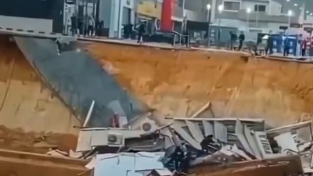 埃及开罗添油站地陷 两店倒塌两人受伤