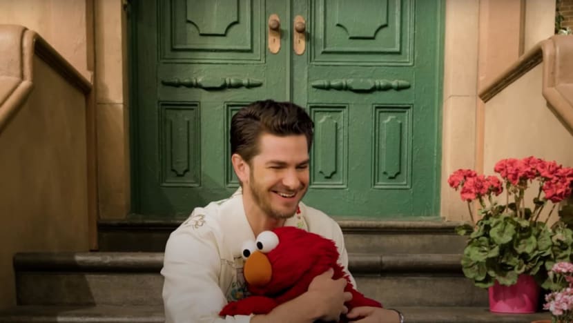 Viral video Andrew Garfield ngobrol dengan Elmo bahas duka, ditonton lebih dari 14 juta kali