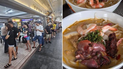 Long Q As Customers Rush To Popular XL Cockles Laksa Stall Before Toa Payoh Relocation